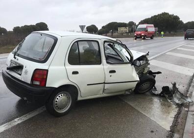 Imagen secundaria 1 - Colisión entre un turismo y un camión en la N-601, a la altura de la localidad vallisoletana de Hornillos de Eresma. 