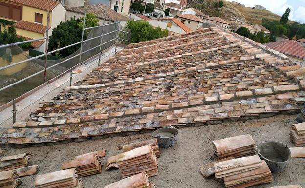 Rehabilitación del tejado en el templo de Fuentesoto.