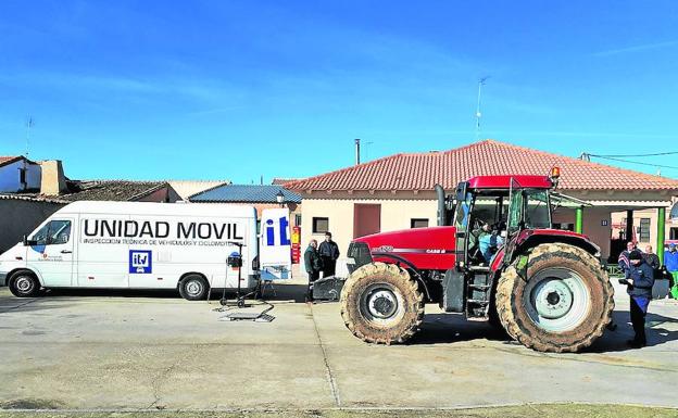 Unidad móvil de Itevelesa que se desplaza para las revisiones de los vehículos agrícolas.