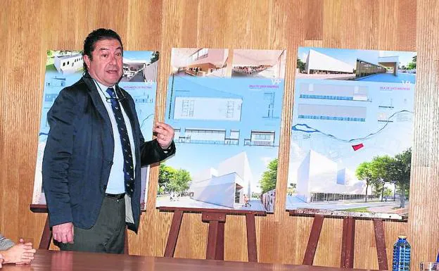 El alcalde de Viana, Alberto Collantes, explica el proyecto del edificio multiusos.