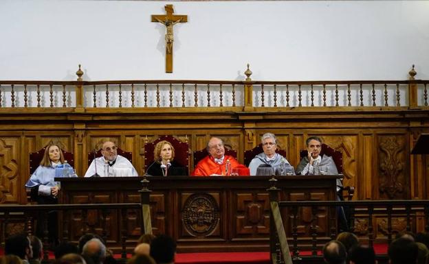 Mesa presidencial del acto académico celebrado ayeren el Aula Maga de la Pontificia. 