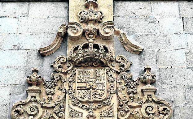 Aspecto del escudo de armas sobre la puerta. 