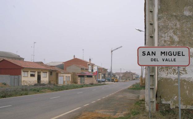 Acceso al municipio zamorano de San Miguel del Valle. 