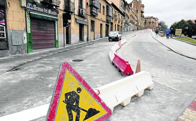 Aspecto que tenía ayer la calle San Juan con los preparativos antes de la reapertura.
