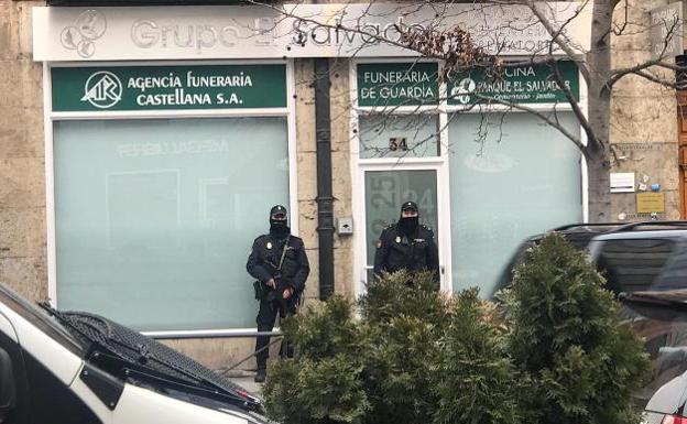 Agentes de la Policía Nacional, en la sede de la empresa en la calle Angustias. 