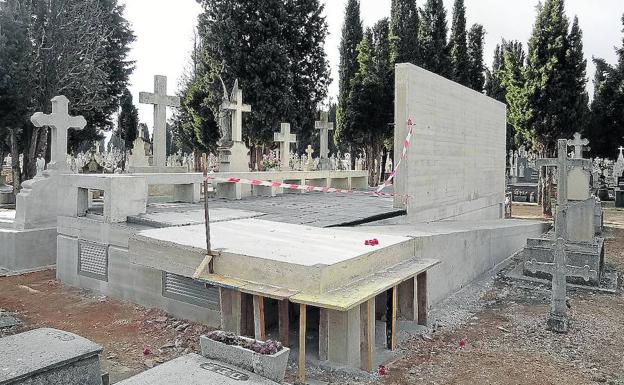 Estado actual del memorial de los represaliados del franquismo en el Cuadro 63 del cementerio de El Carmen.