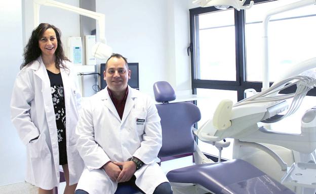 Mª Lourdes del Río y el profesor y odontólogo Mario Alvarado Lorenzo.
