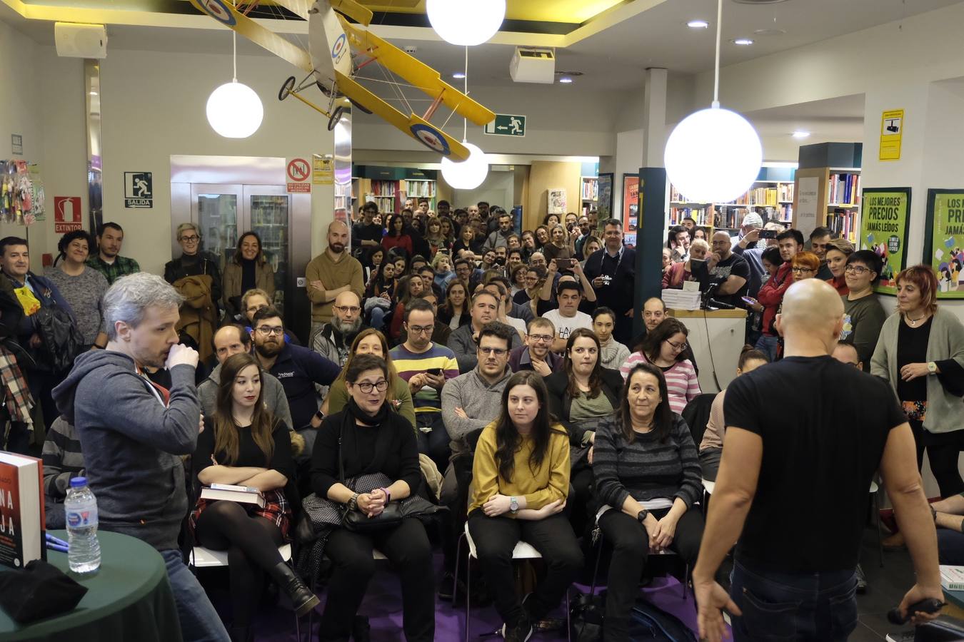 En la Casa del Libro de Valladolid ambos escritores, de novela negra uno y 'thriller' el otro, intercambiaron opiniones sobre sus dos últimas publicaciones: 'La reina roja', de Gómez Jurado; y 'Todo lo mejor', de Pérez Gellida