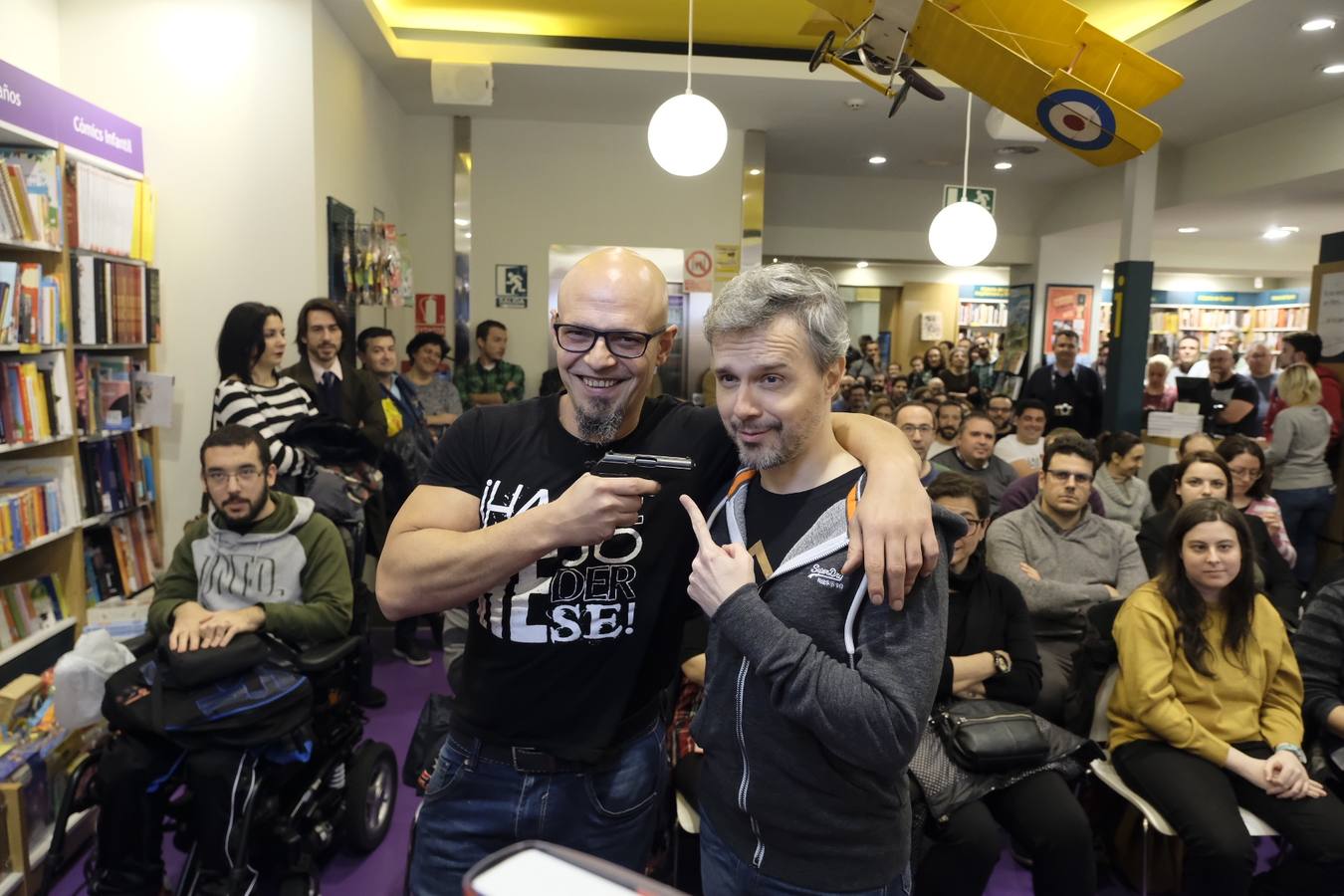 En la Casa del Libro de Valladolid ambos escritores, de novela negra uno y 'thriller' el otro, intercambiaron opiniones sobre sus dos últimas publicaciones: 'La reina roja', de Gómez Jurado; y 'Todo lo mejor', de Pérez Gellida