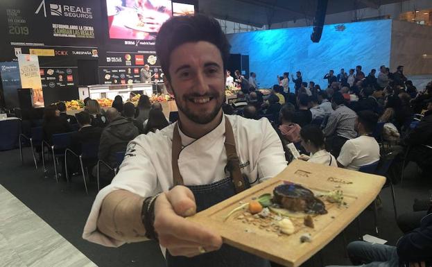 El cocinero David Izquierdo muestra su plato de lechazo, que quedó segundo en el concurso. 