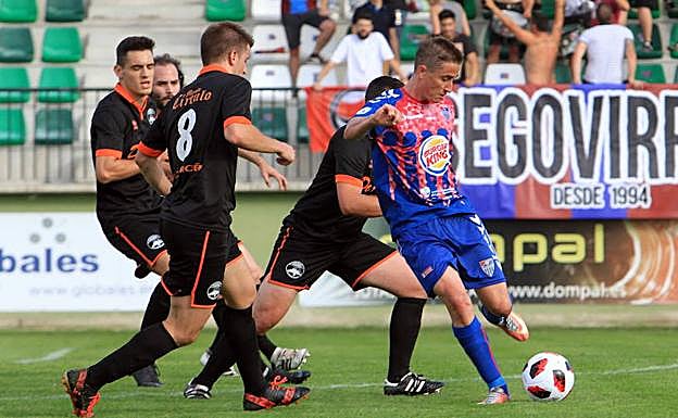 Asier Arranz controla la pelota ante la defensa del Sporting Uxama.
