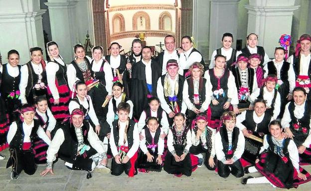 El grupo de danzantes de la localidad de Aguilafuente. 