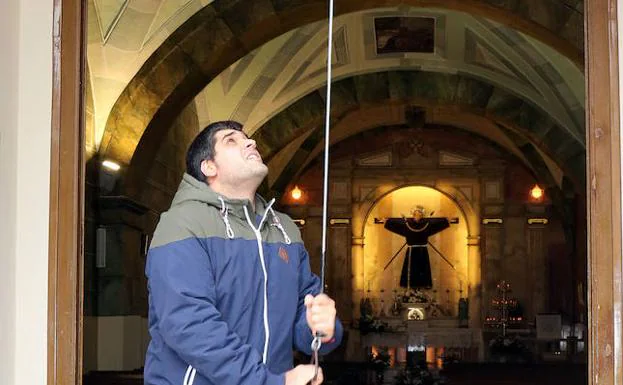 Israel Tobar toca la campana de la ermita de La Parrilla cada día al anochecer. 