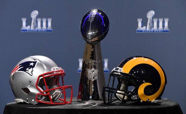 El Trofeo Vince Lombardi, entre los cascos de los Patriots y los Rams, contendientes en la Super Bowl LIII. 