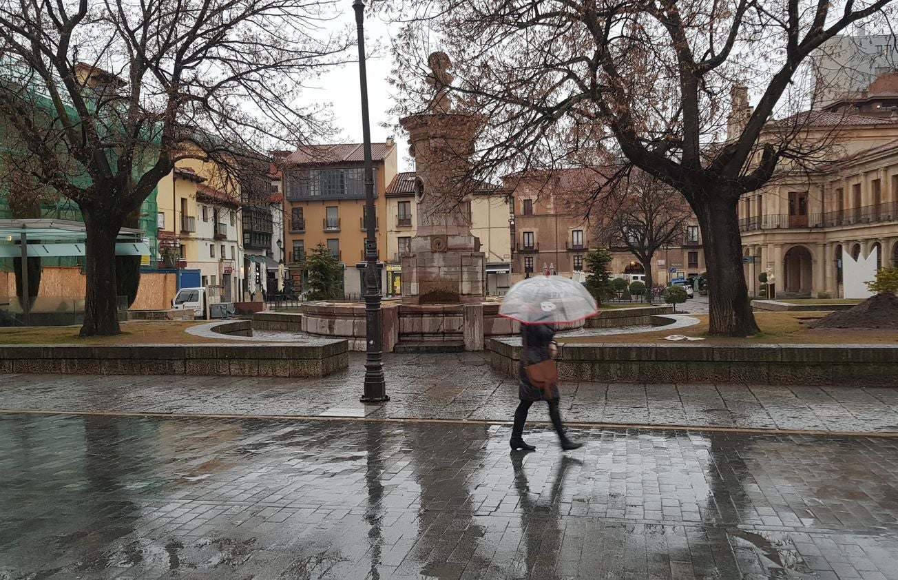 La nieve cierra dos puertos en León y Burgos, embolsa camiones en la A-52, en Sanabria, y obliga a usar cadenas en tres tramos. En las fotos, imágenes de León capital y de la provincia de León