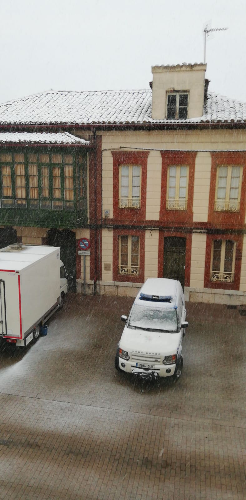 La nieve cierra dos puertos en León y Burgos, embolsa camiones en la A-52, en Sanabria, y obliga a usar cadenas en tres tramos. En las fotos, imágenes de León capital y de la provincia de León