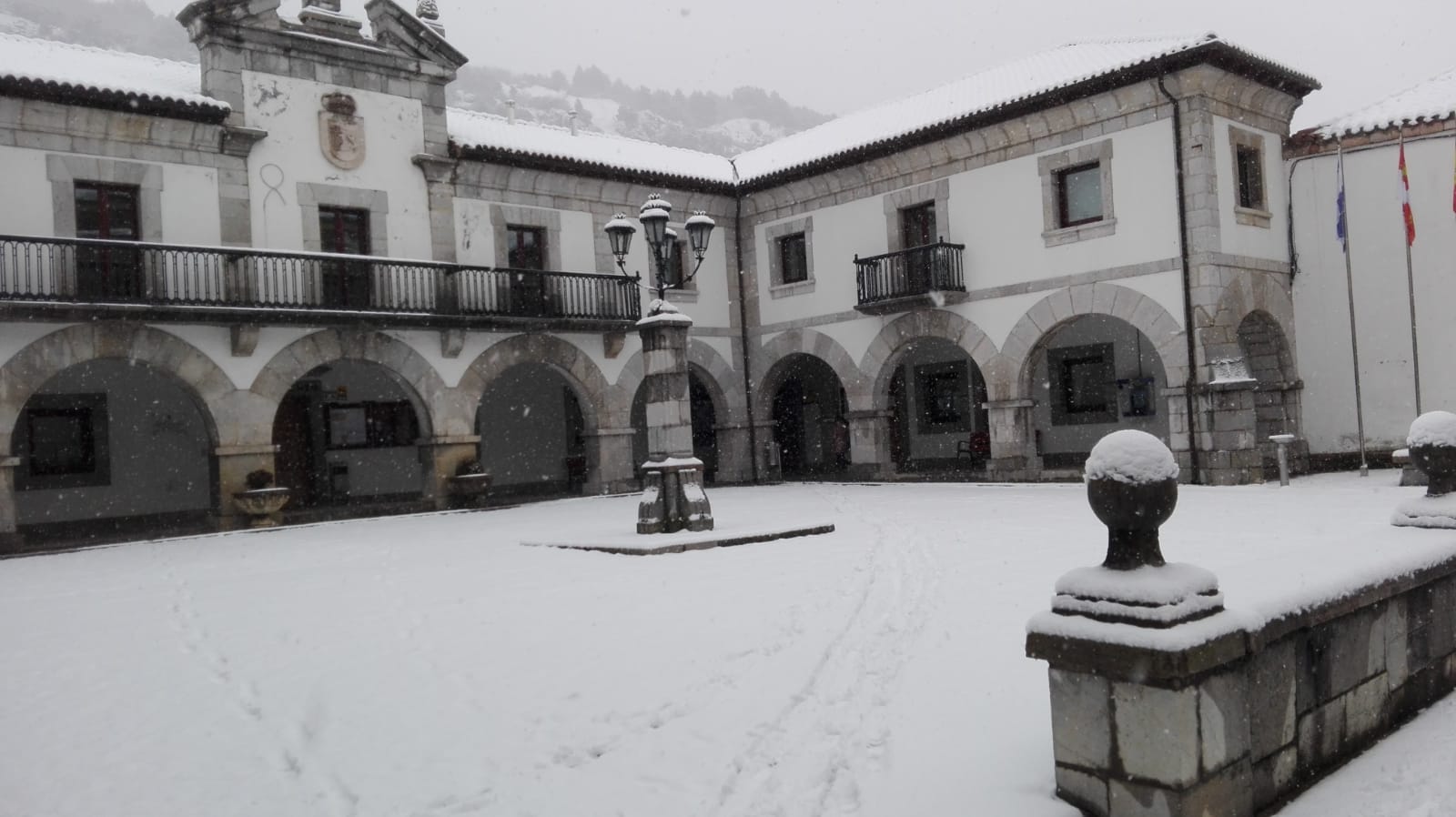 La nieve cierra dos puertos en León y Burgos, embolsa camiones en la A-52, en Sanabria, y obliga a usar cadenas en tres tramos. En las fotos, imágenes de León capital y de la provincia de León