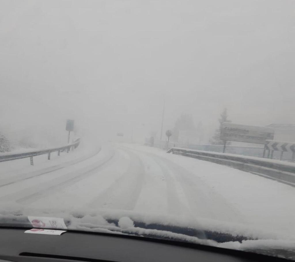 La nieve cierra dos puertos en León y Burgos, embolsa camiones en la A-52, en Sanabria, y obliga a usar cadenas en tres tramos. En las fotos, imágenes de León capital y de la provincia de León