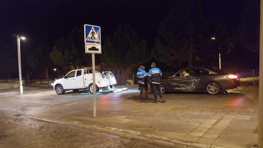 Dos policías municipales junto a un vehñículo que sufrió un accidente en Padre Claret. 