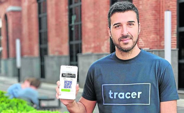 Jorge Díaz, CEO de la empresa Tracer, muestra la aplicación. 