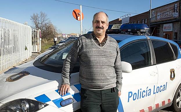 Francisco José Martín, junto a un coche patrulla. Óscar Costa