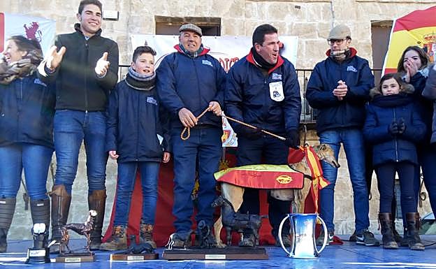 Entrega del trofeo a la galga vallisoletana.