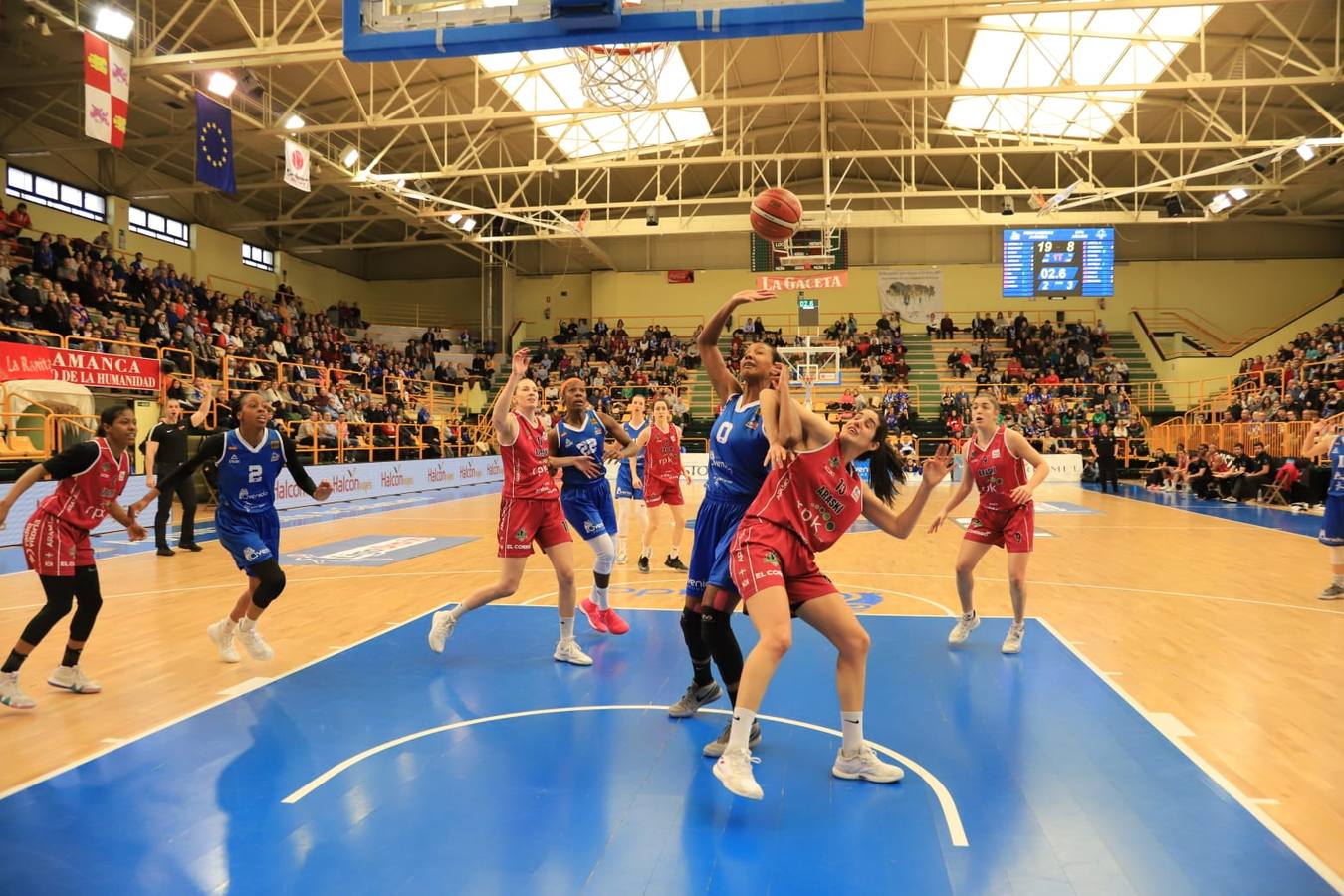 Fotos: Espectacular triunfo del Avenida en el estreno en casa de Ortega y Loyd ante el Araski (81-44)