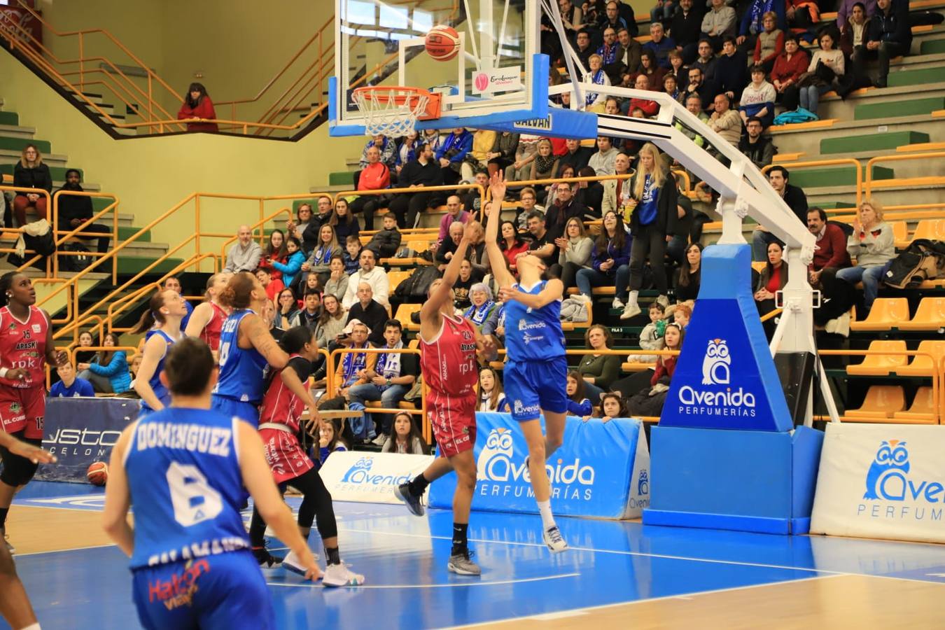 Fotos: Espectacular triunfo del Avenida en el estreno en casa de Ortega y Loyd ante el Araski (81-44)