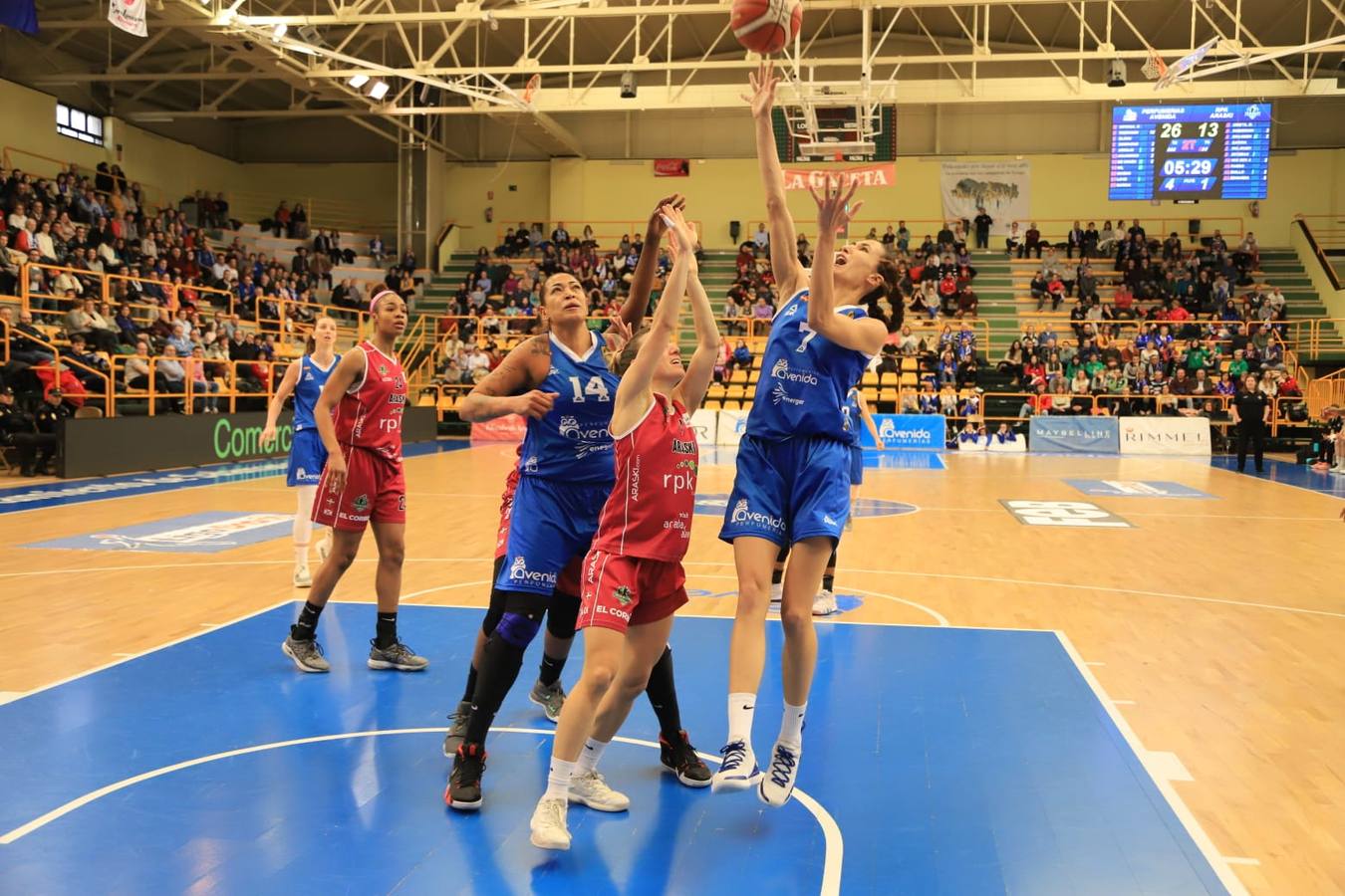 Fotos: Espectacular triunfo del Avenida en el estreno en casa de Ortega y Loyd ante el Araski (81-44)