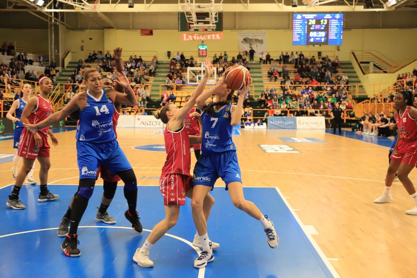 Fotos: Espectacular triunfo del Avenida en el estreno en casa de Ortega y Loyd ante el Araski (81-44)