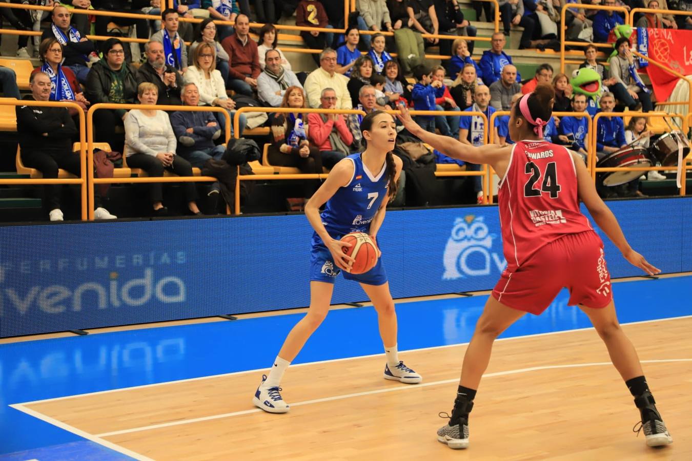 Fotos: Espectacular triunfo del Avenida en el estreno en casa de Ortega y Loyd ante el Araski (81-44)