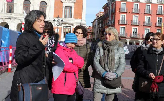 Las asistentes a su paso por plaza Mayor. 