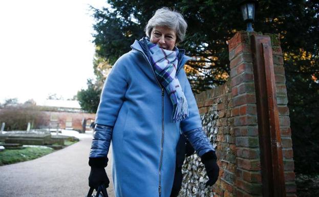 Theresa May camino de la iglesia de Maidenhead este domingo.