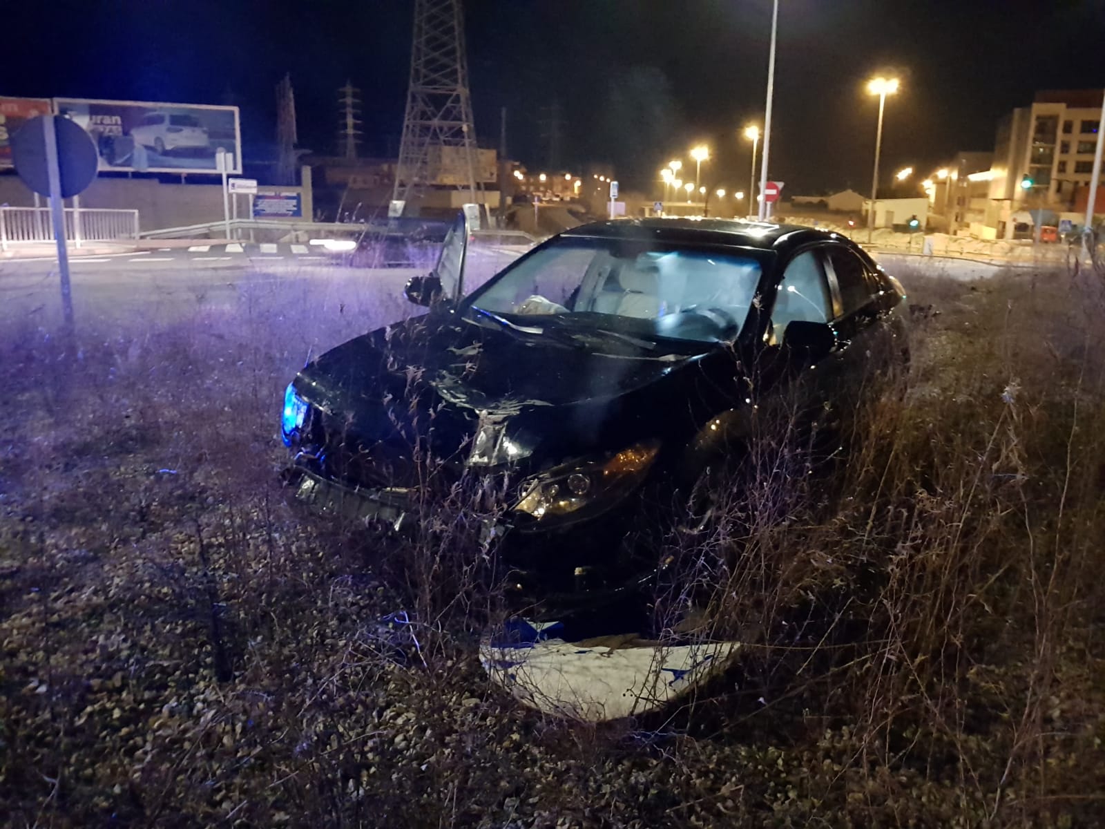 El conductor del vehículo, que terminó dando positivo en el control de alcoholemia, fue detenido por agentes de la Brigada Especial de la Policía Local | El conductor del vehículo se estrelló en la rotonda del Hospital