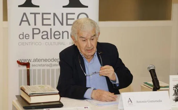 Antonio Gamoneda, en un conferencia en Palencia. 