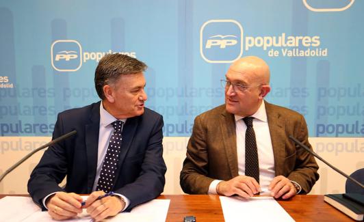 El secretario general del PPCyL, Francisco Vázquez y el presidente de los populares de Valladolid, Jesús Julio Carnero, en el Comité de Campaña del PP de Valladolid. 