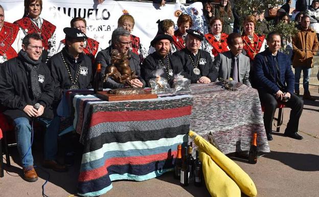 Autoridades de Guijuelo y Pinhel, representantes de la USAL, el pregonero, el maestro de ceremonias e integrantes de la delegación china, ayer en Guijuelo durante la jornada institucional. 