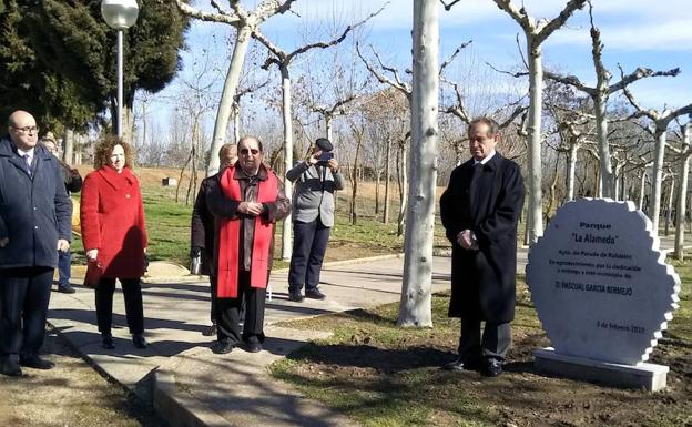 Pascual García posa junto al monolito conmemorativo de su labor al frente del municipio. 