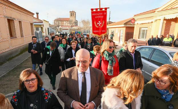 El presidente de la Diputación recorre las calles de Bobadilla acompañado por decenas de mujeres. 