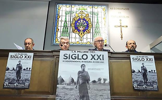 El obispo auxiliar de Valladolid, Luis Argüello, y el presidente de Manos Unidas, José María Borge, presentan la campaña contra el hambre y la memoria de actividad. 