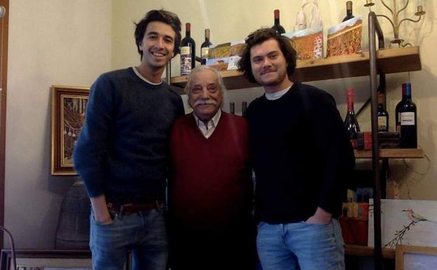 Juan Antonio Fernández posa con los dos alumnos franceses. 