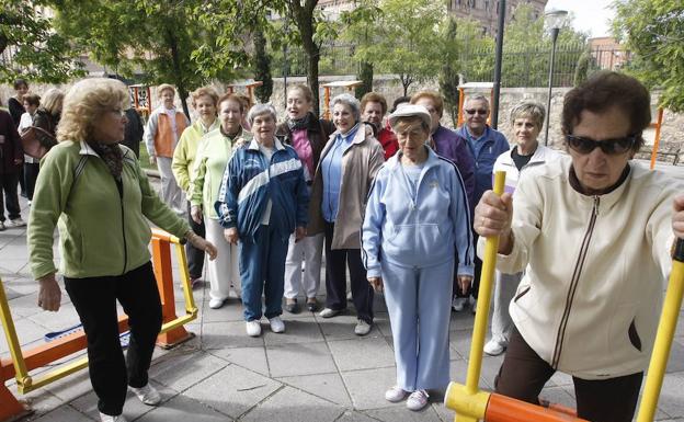 Personas mayores que esperan su turno para hacer deporte al aire libre en el programa de balneoterapia y actividades deportivas dedicado a personas mayores en Salamanca.