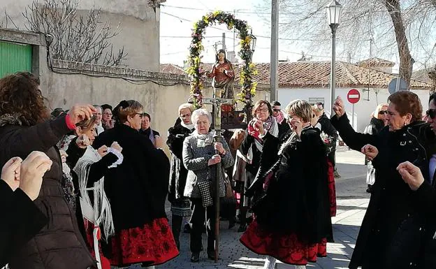 Las mujeres de Aldeamayor celebran la festividad de Santa Águeda. 