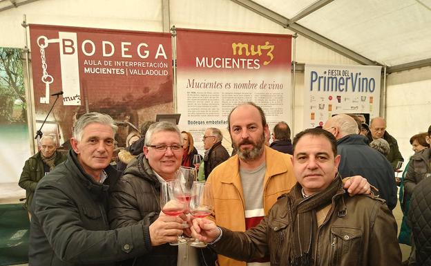 Cuatro aficionados al vino rosado brindan el la fiesta del pasado año. 