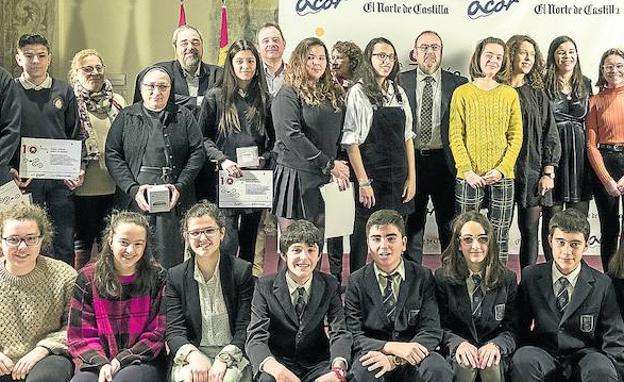 Representantes de la Consejería de Educación, El Norte de Castilla y Acor posan con los alumnos premiados y sus profesores.