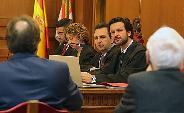 Abogados de la acusación en la sala de la Audiencia de Segovia en la que se celebra el juicio por las prejubilaciones de la extinta Caja Segovia.
