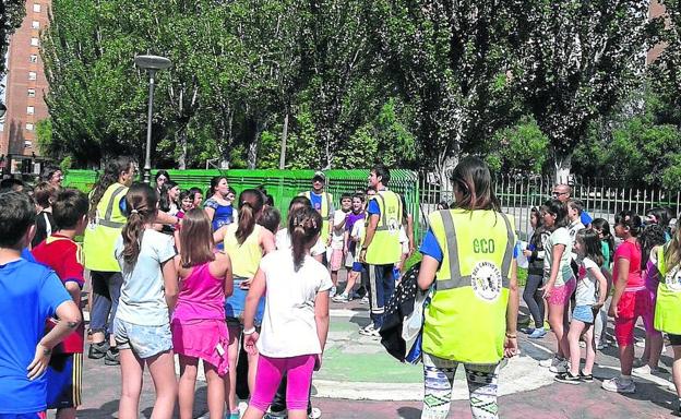 Alumnos de Laguna, durante el camino escolar de hace cuatro años.