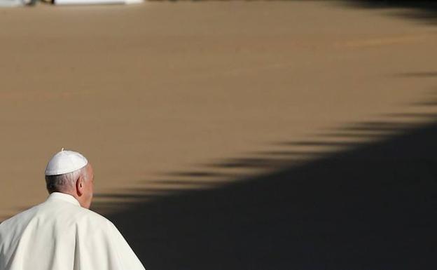 El papa Francisco a su llegada, este martes, a una misa multitudinaria en la ciudad deportiva Zayed en Abu Dabi.