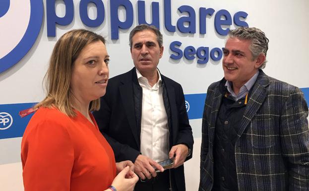 María Ángeles García, Juan José Sanz Vitorio y José María Bravo, en la sede del PP..