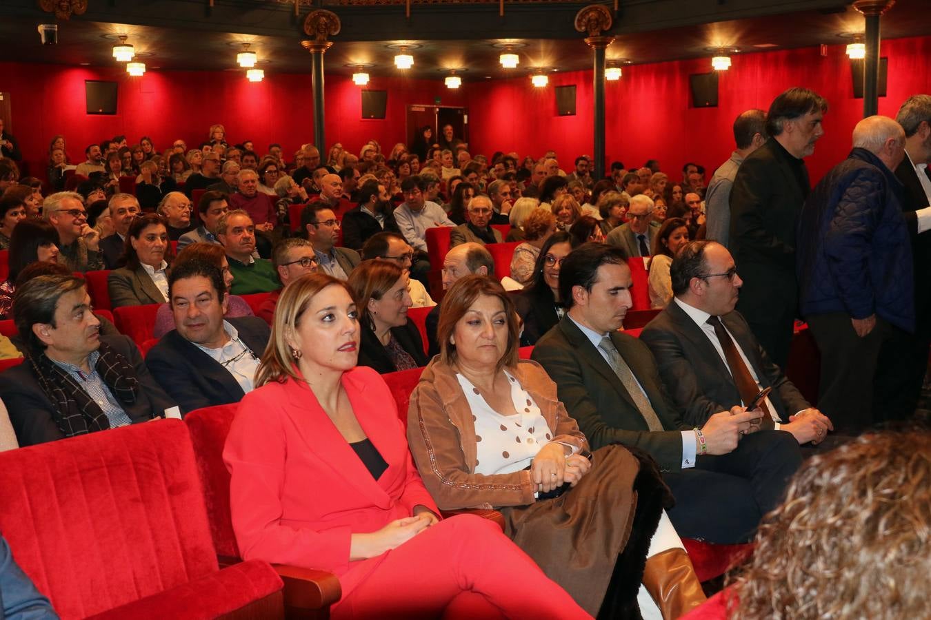 Una obra con poemas de trece autores y 82 fotografías de 44 castillos y sus ruinas en la provincia de Valladolid